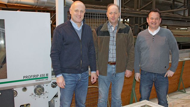 Group photo with the test candidate: Managing Director Stefan Wyss (center) with Enrico Baier of Raimann (left) and Erik Barmettler of WEINIG HOLZ-HER Schweiz Group photo with the test candidate: Managing Director Stefan Wyss (center) with Enrico Baier of Raimann (left) and Erik Barmettler of WEINIG HOLZ-HER Schweiz