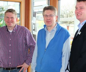 This is what satisfaction looks like: The Schröders, father and son, on the right Marco Olthoff, assistant to the management board.