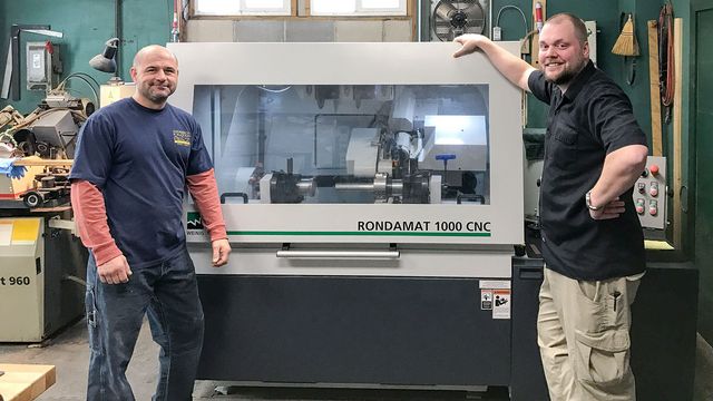 Gute Technik macht gute Laune: James Vincent (links) and Patrick McQuaid vor ihrer neuen CNC-Werkzeugschleifmaschine Good technology, good times: James Vincent (left) and Patrick McQuaid with their new CNC tool grinder